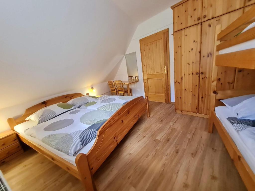 Postel nebo postele na pokoji v ubytování Apartments Karmen