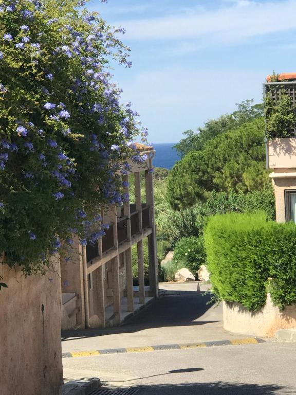 a gate to a house with purple flowers at Studio 2 adultes 2 enfants Sanary sur Mer à 800m de la mer in Sanary-sur-Mer