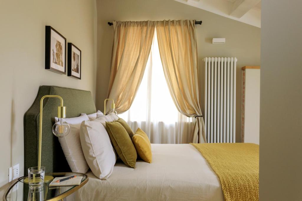 Postel nebo postele na pokoji v ubytování Sui Tetti di Balarm Boutique Rooms