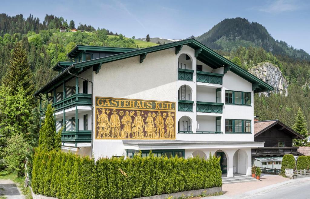 un bâtiment avec un panneau indiquant l'hôtel cassias dans l'établissement Hotel Garni Keil, à Kleinarl