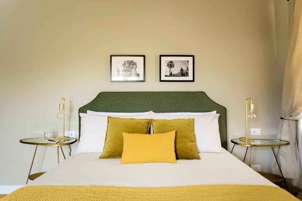 Postel nebo postele na pokoji v ubytování Sui Tetti di Balarm Boutique Rooms