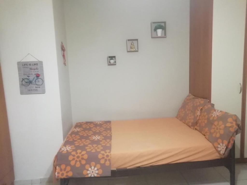 małe łóżko w narożniku pokoju w obiekcie A quiet room w mieście Potamós