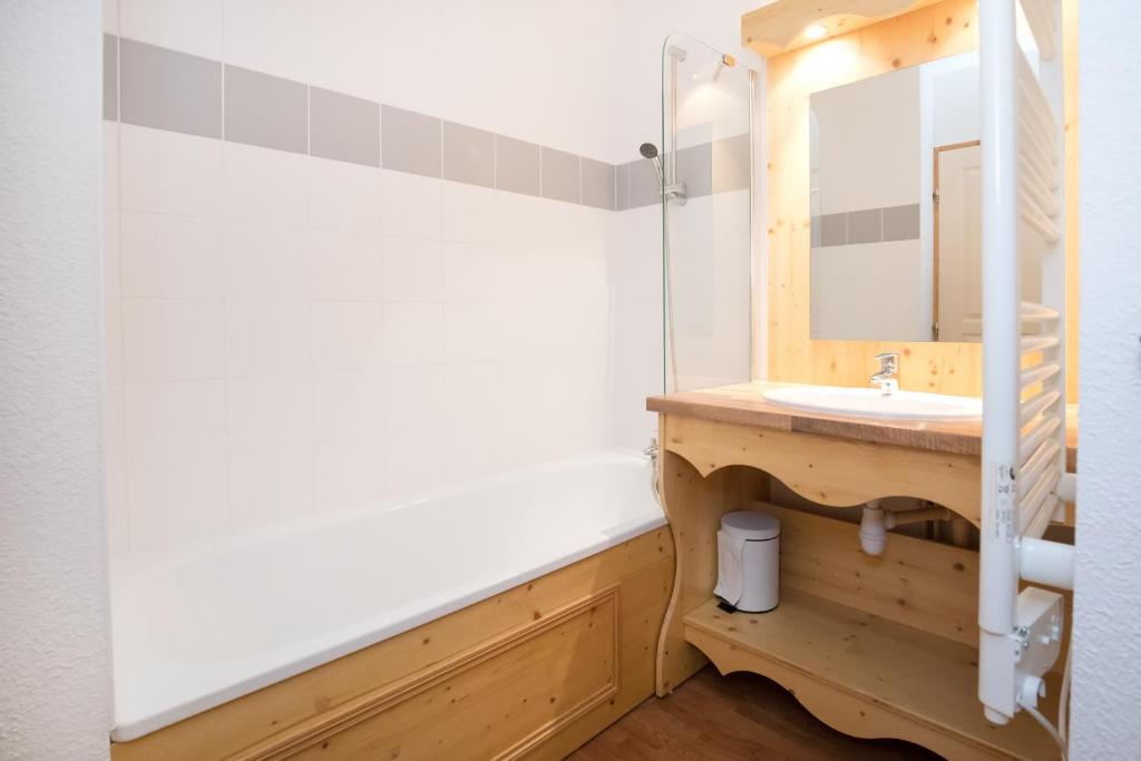 Kúpeľňa v ubytovaní Le Hameau SPA & PISCINE appartement 2 pieces 6pers by Alpvision Residences