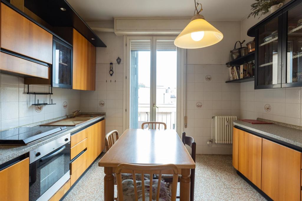 Kuchnia lub aneks kuchenny w obiekcie Montebello, Bologna by Short Holidays