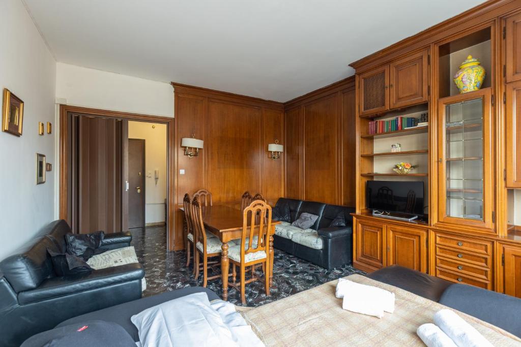 ein Wohnzimmer mit einem Sofa und einem Esstisch in der Unterkunft Montebello, Bologna by Short Holidays in Bologna