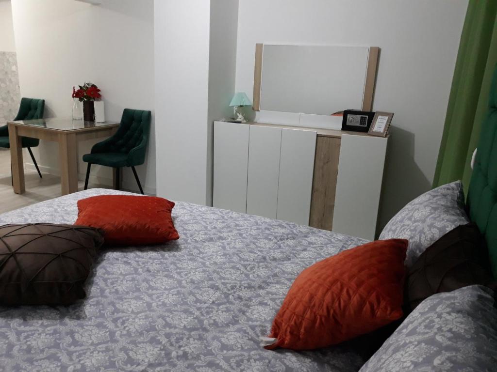 ein Schlafzimmer mit einem Bett mit zwei Kissen darauf in der Unterkunft Apartman NENA 102 in Mostar