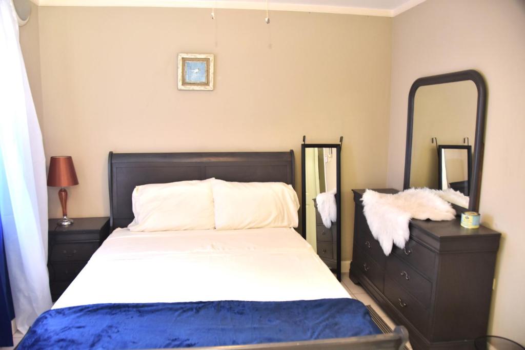 Postel nebo postele na pokoji v ubytování The president room 5 minutes to Devon House 4 Waterloo Avenue Kingston