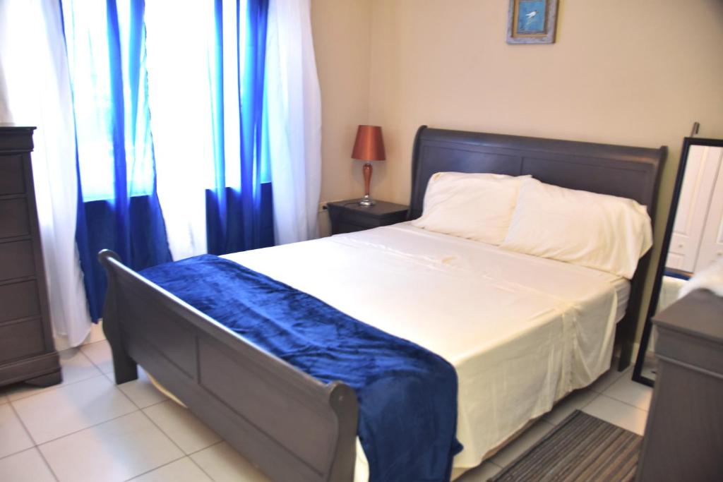 Postel nebo postele na pokoji v ubytování The president room 5 minutes to Devon House 4 Waterloo Avenue Kingston