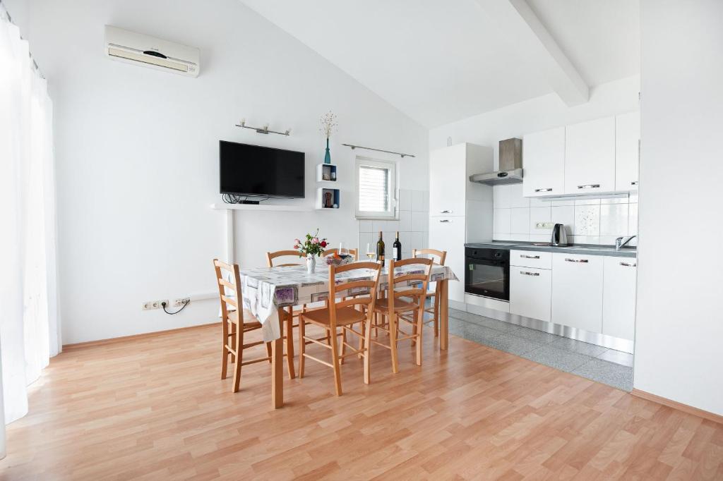 Kuchyňa alebo kuchynka v ubytovaní Apartments Tomic