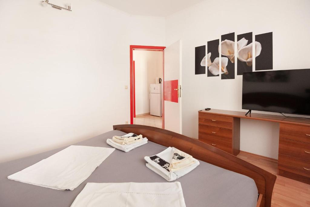 Televízia a/alebo spoločenská miestnosť v ubytovaní Apartments Tomic
