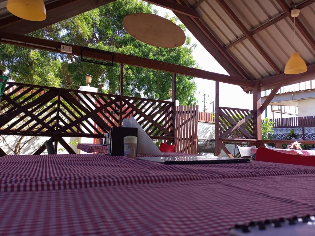 ein Schlafzimmer mit einem Bett mit einer lila Decke in der Unterkunft Ezime Guesthouse And Pizzeria in Ada