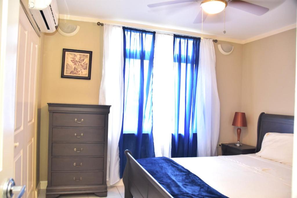 Postel nebo postele na pokoji v ubytování The president room 5 minutes to Devon House 4 Waterloo Avenue Kingston