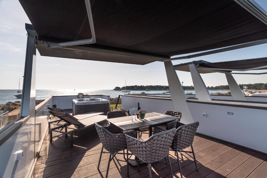 Balkón alebo terasa v ubytovaní The Sea Lodges Novigrad - Bootshaus Floating Sea House