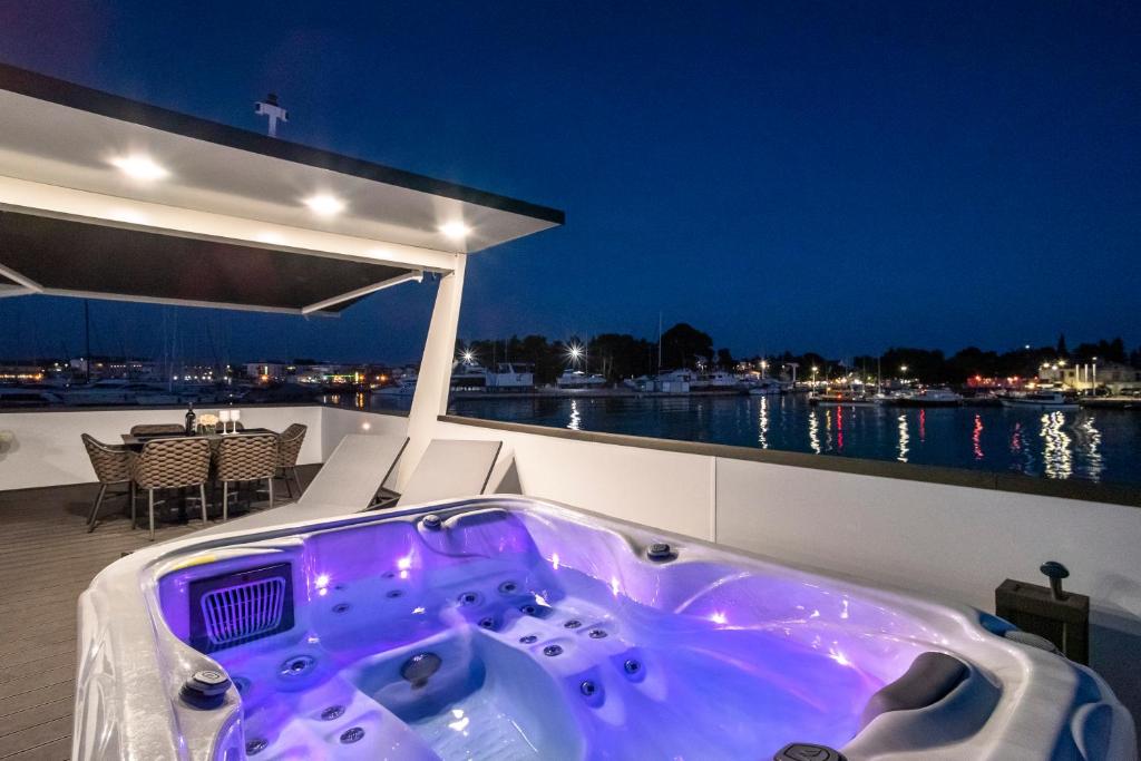 Fotografia z galérie ubytovania The Sea Lodges Novigrad - Bootshaus Floating Sea House v Novigrad Istria