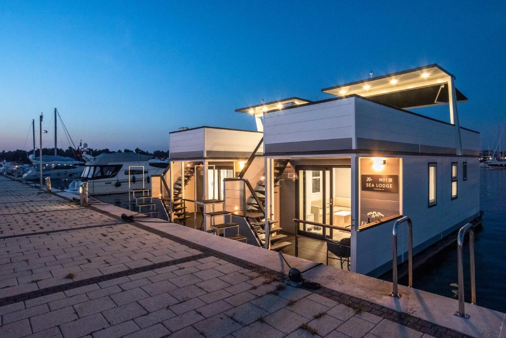 Balkón alebo terasa v ubytovaní The Sea Lodges Novigrad - Bootshaus Floating Sea House