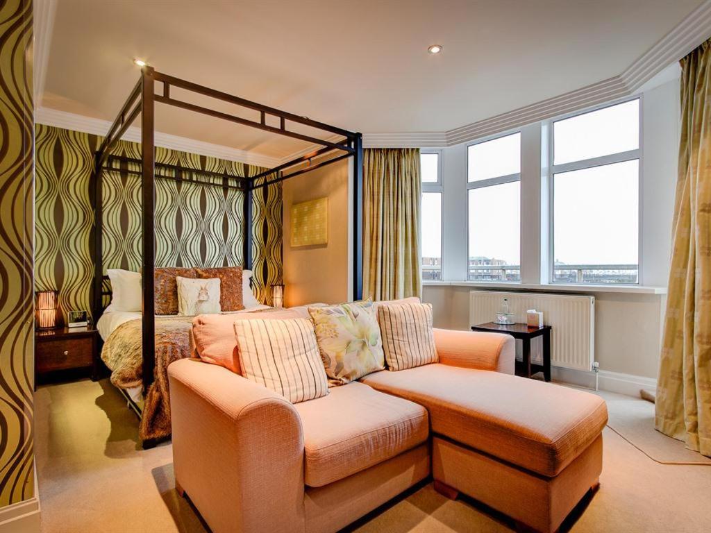 uma sala de estar com uma cama, um sofá e uma cama em Number One South Beach em Blackpool