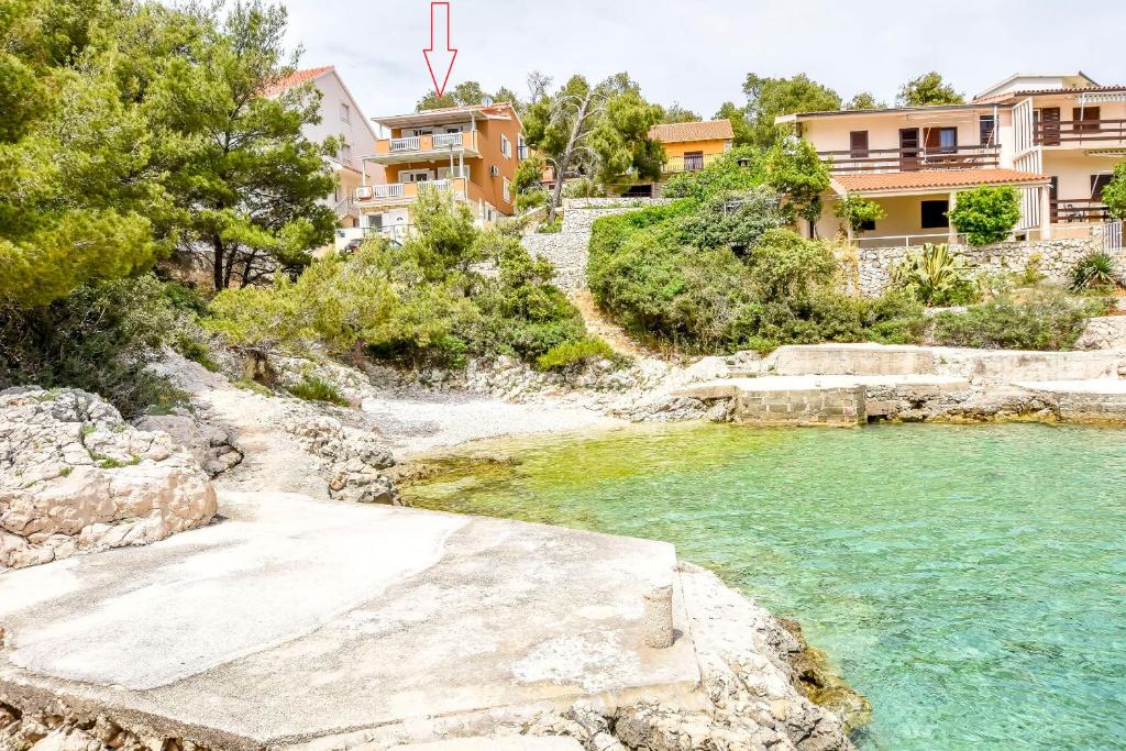 Blick auf einen Fluss mit Häusern und Bäumen in der Unterkunft Apartments Ive i Maja in Ražanj