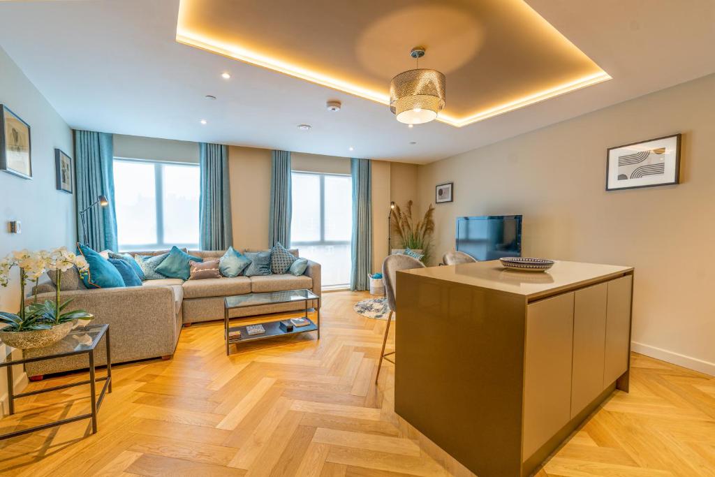 ein Wohnzimmer mit Sofa und Fernseher in der Unterkunft Entire 2 Bed - Free Parking - No. 35 - The Cosy Collection Ltd in York