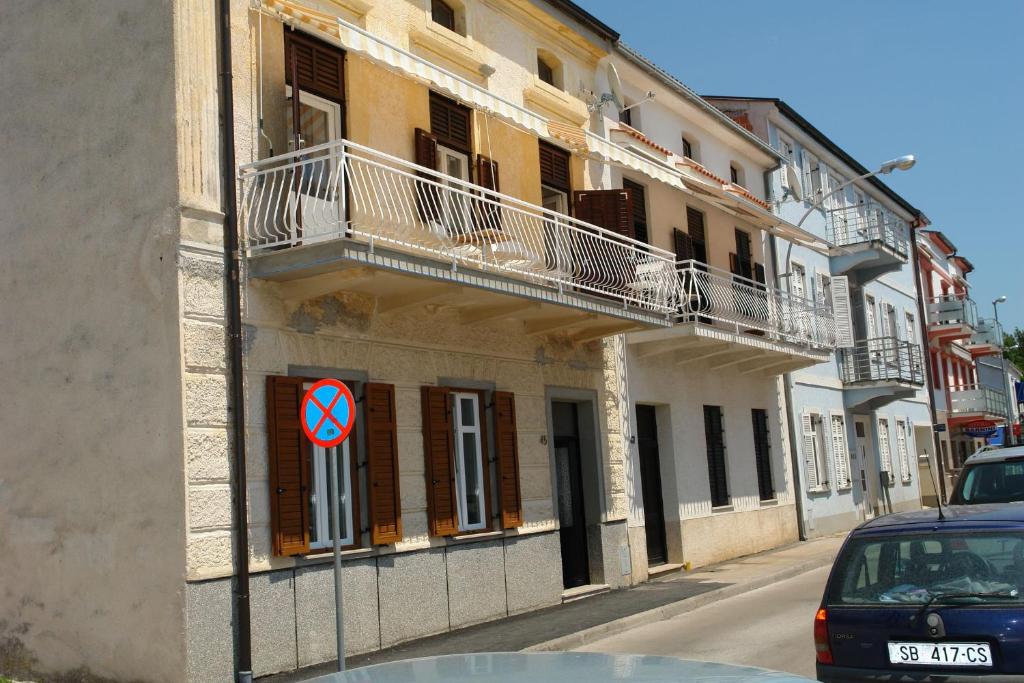 un panneau indiquant la rue sur le côté d'un bâtiment dans l'établissement Apartments LATINO, à Crikvenica