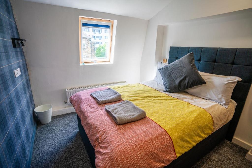 1 dormitorio con 1 cama con 2 toallas en Apartment Chinatown 306, en Newcastle