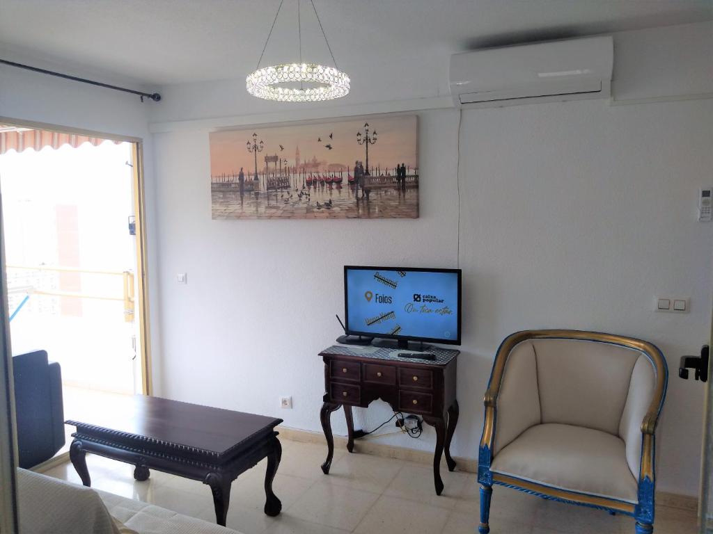 Televízia a/alebo spoločenská miestnosť v ubytovaní Agustina apartment in Rincon de Loix -free parking, Wi-Fi, pool, new air conditioning, sea view
