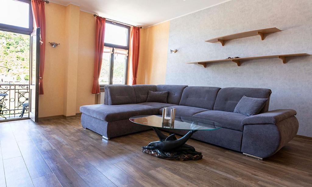 een woonkamer met een bank en een tafel bij FW Rheinblick in Sankt Goar