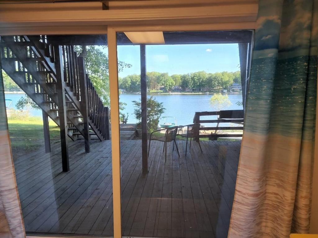Lake Front Cottage on Private All-Sports Lake. - Casa De Cuatro Dormitorios