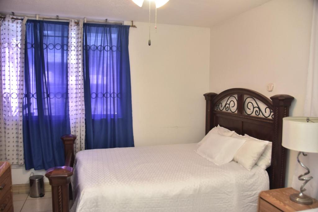 Postel nebo postele na pokoji v ubytování The president room 5 minutes to Devon House 4 Waterloo Avenue Kingston