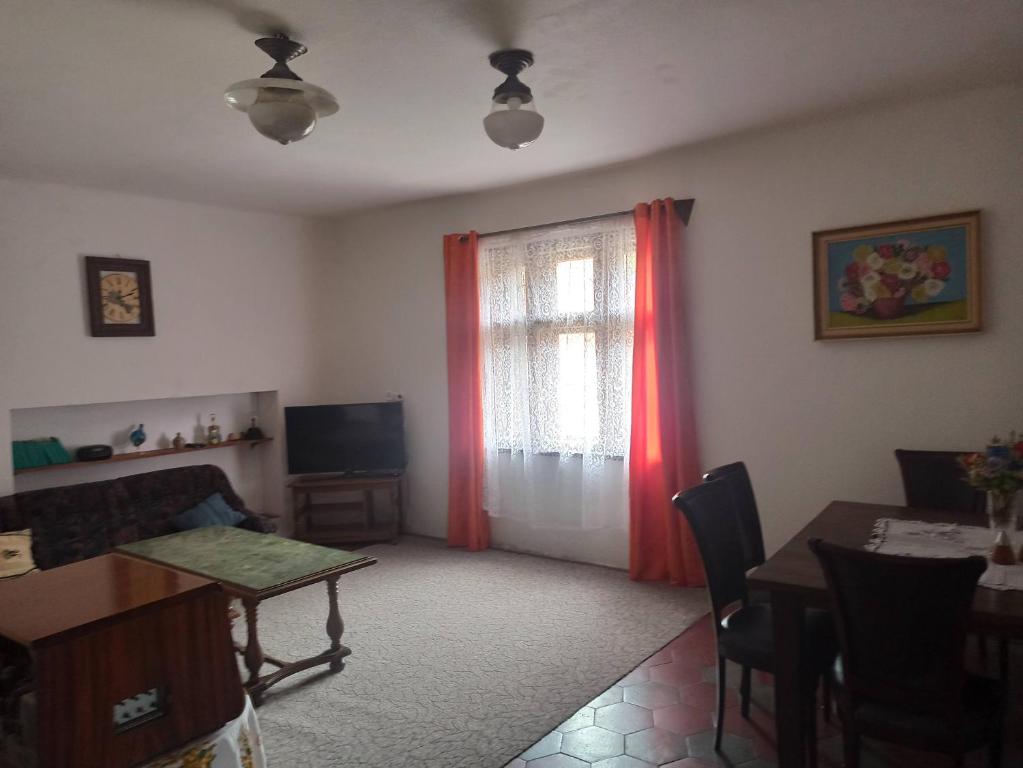 TV a/nebo společenská místnost v ubytování Apartmán Měňany
