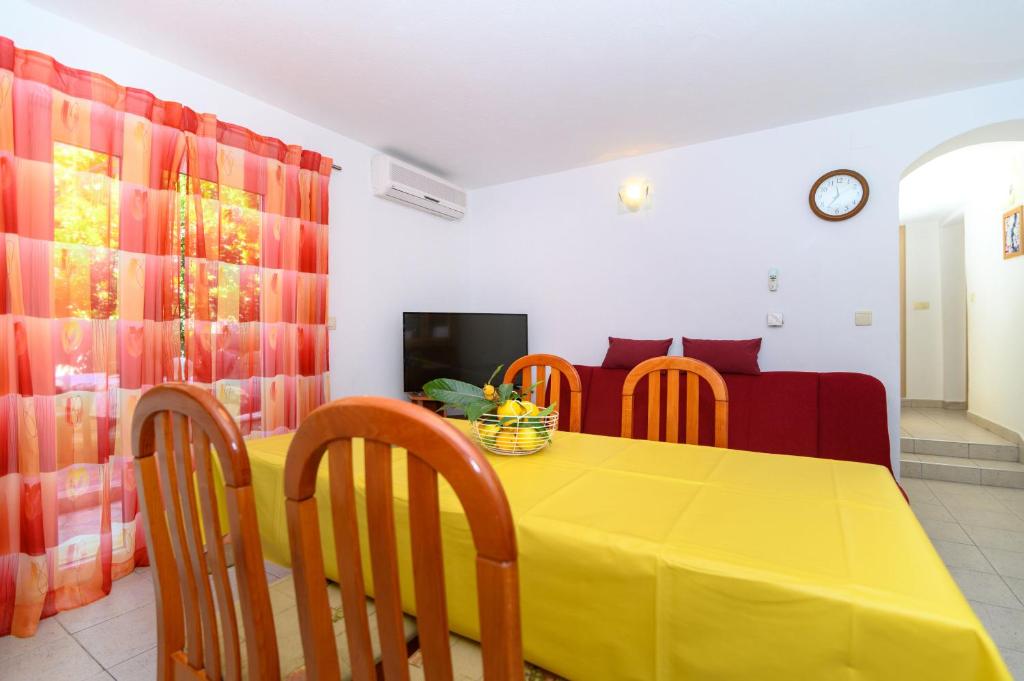 Televízia a/alebo spoločenská miestnosť v ubytovaní Apartments Vice