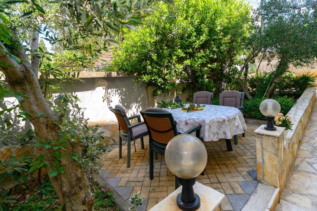 Vonkajšia záhrada v ubytovaní Apartments Vice