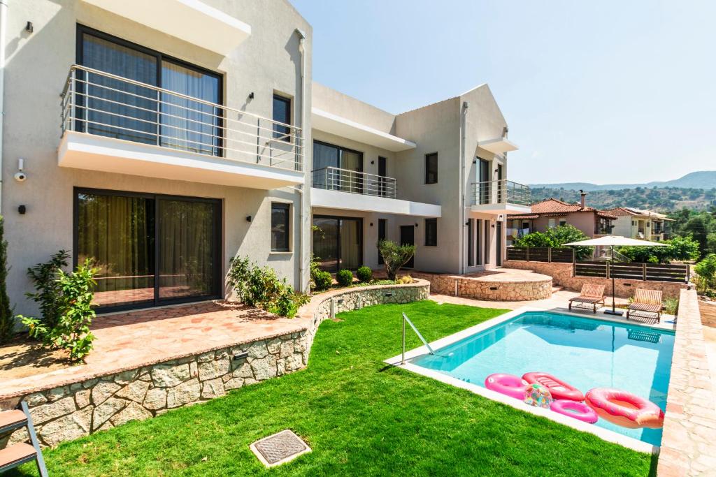 una imagen de una villa con piscina en MARIVAL Luxury Living - Adults Only en Sivota