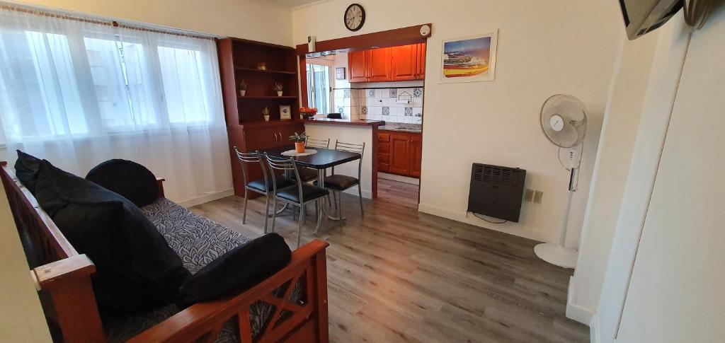 uma sala de estar com um sofá, uma mesa e uma cozinha em Depto de 2 ambientes zona Guemes em Mar del Plata