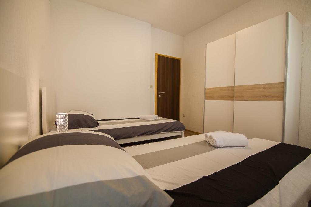 Postel nebo postele na pokoji v ubytování Domus Apartments