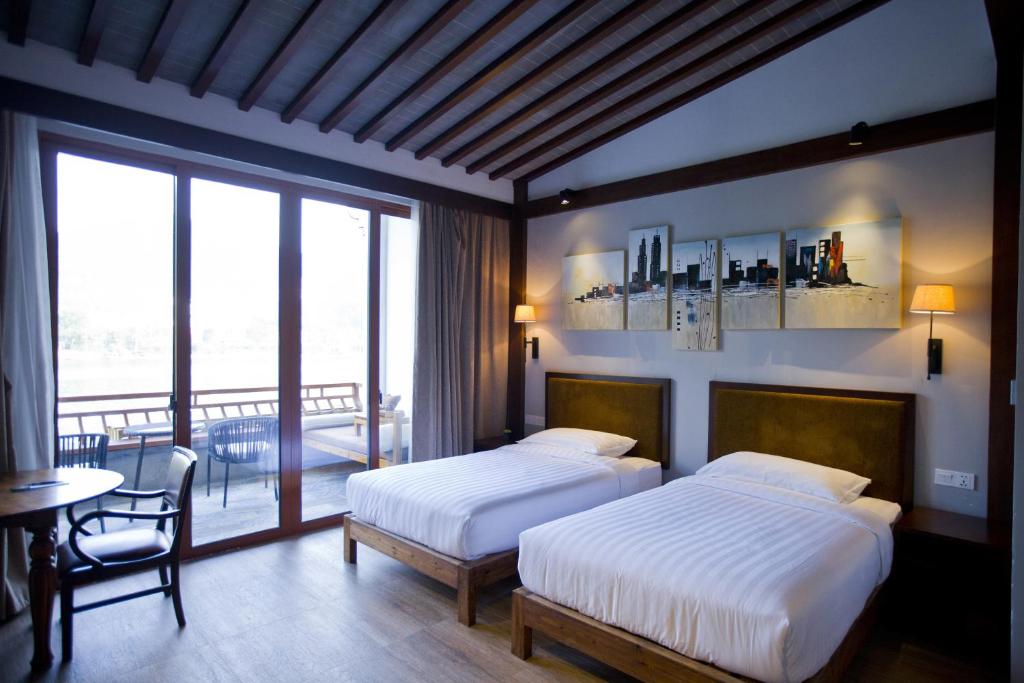 Postel nebo postele na pokoji v ubytování Huangshan Shanshuijian Wei Boutique Hotel