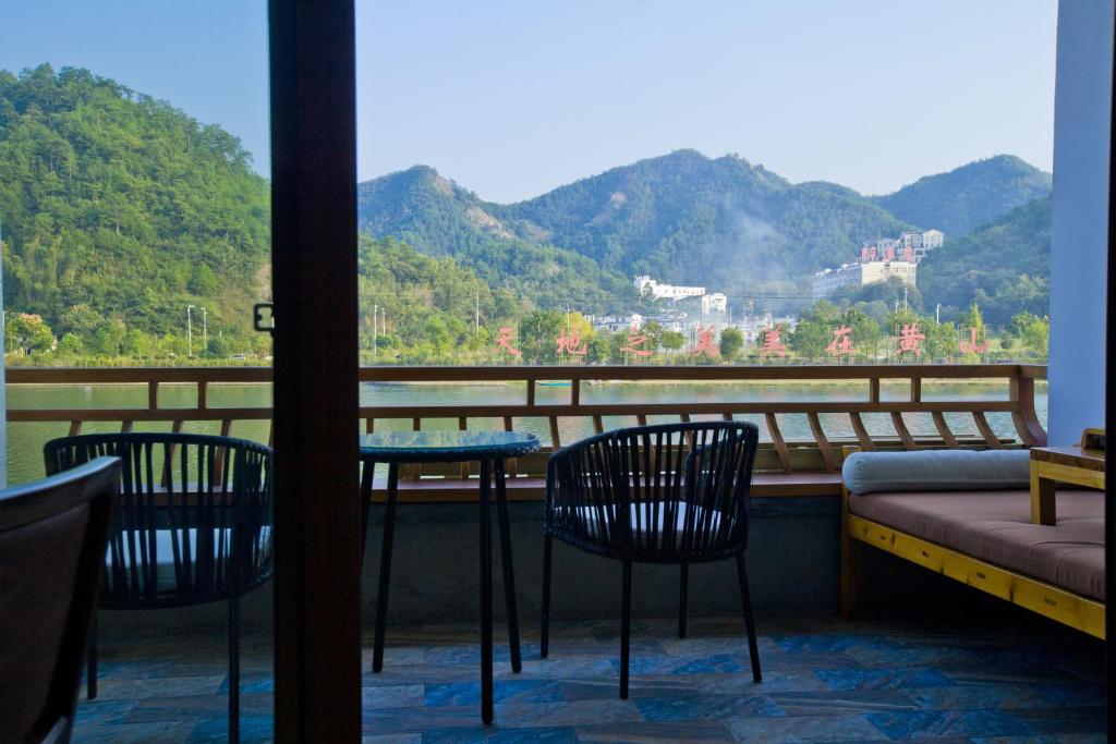 Nespecifikovaný výhled na hory nebo výhled na hory při pohledu z hotelu