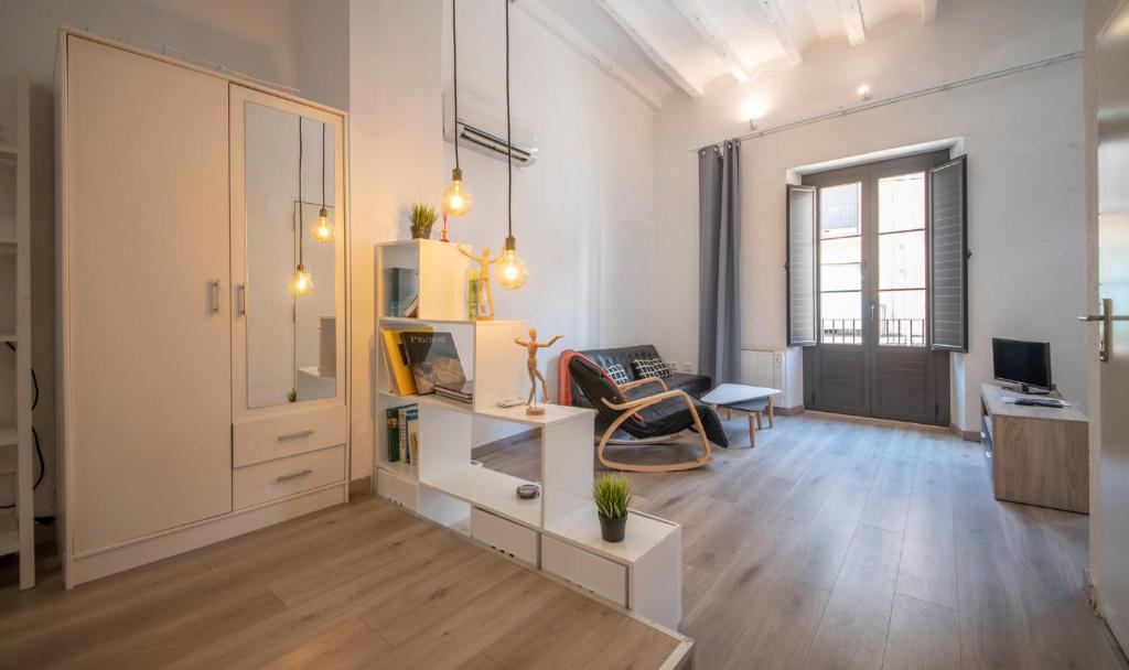 Televízia a/alebo spoločenská miestnosť v ubytovaní TarracoHomes, TH157 Estudio Contemporáneo Sedassos