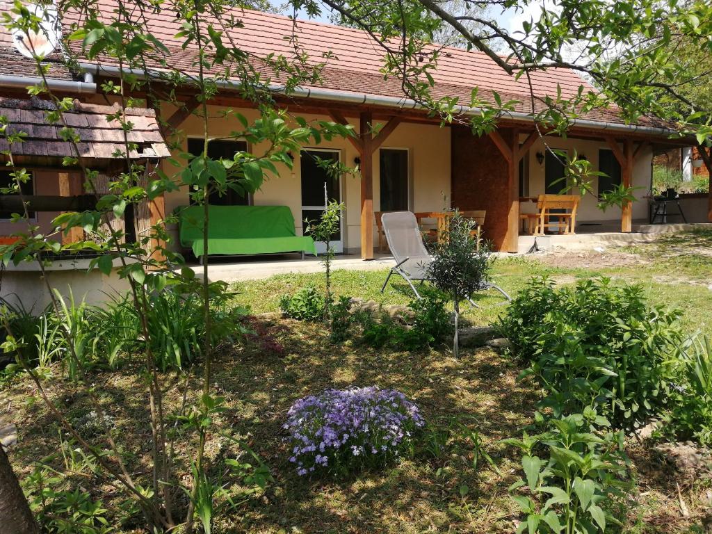 un jardín frente a una casa en Flóra Apartmanok, en Kehidakustány