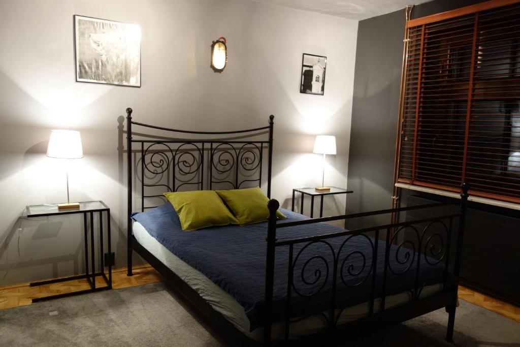 1 Schlafzimmer mit einem schwarzen Bett und 2 Nachttischen in der Unterkunft ARTgroturystyka Przystanek Błotna in Ostrów Podlaski