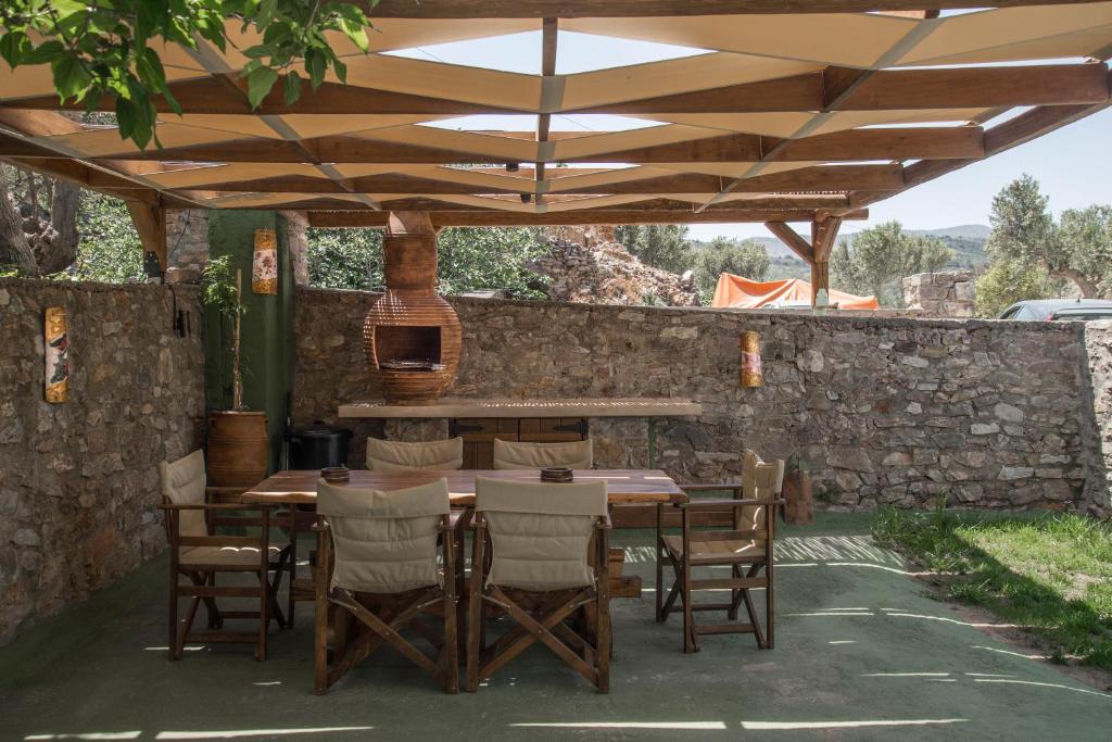Patio lub wspólna przestrzeń na świeżym powietrzu w obiekcie Karyoupolis Lounge Cave House