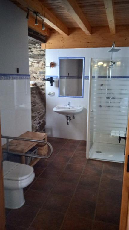 Łazienka w obiekcie Casa Rural Penaquente