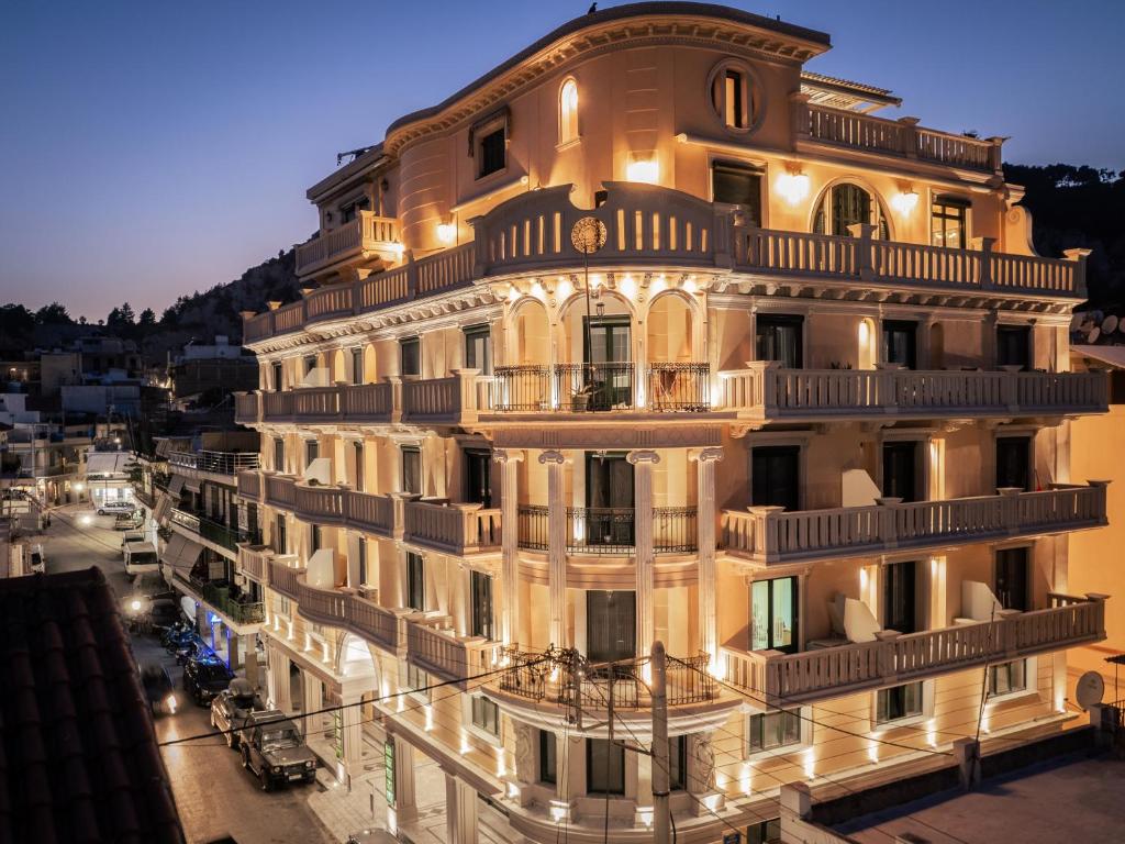 un edificio con luces en el lateral. en Ex Animo - Luxury Apartments en Zakynthos