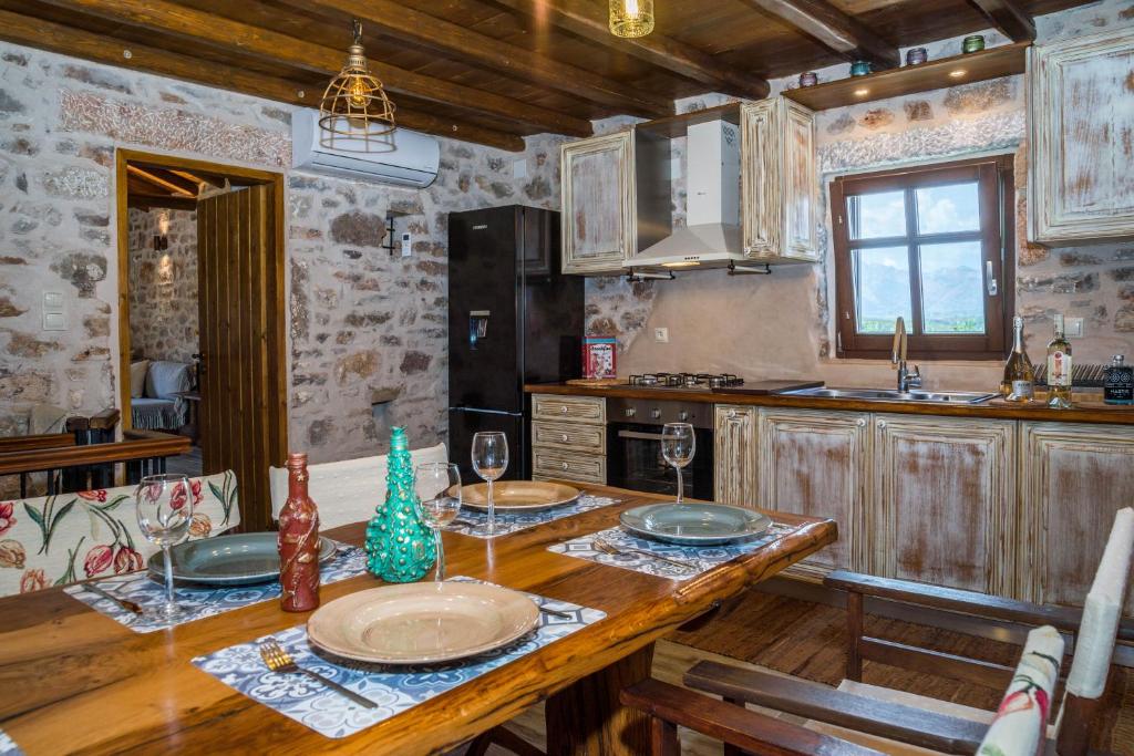 Kuchnia lub aneks kuchenny w obiekcie Karyoupolis Lounge Cave House