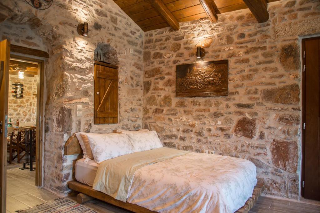 Łóżko lub łóżka w pokoju w obiekcie Karyoupolis Lounge Cave House