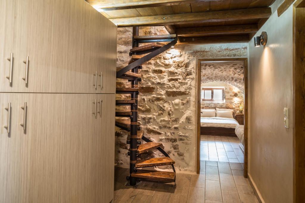 Łóżko lub łóżka w pokoju w obiekcie Karyoupolis Lounge Cave House
