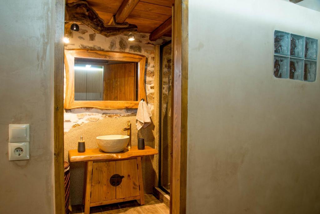 Łazienka w obiekcie Karyoupolis Lounge Cave House