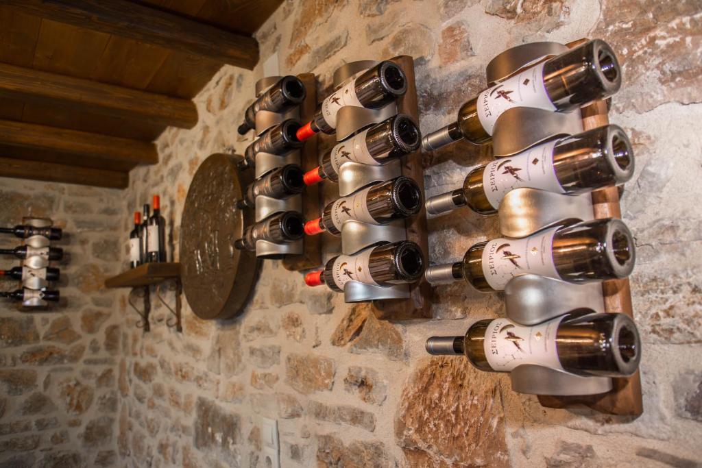 Zestaw do parzenia kawy i herbaty w obiekcie Karyoupolis Lounge Cave House