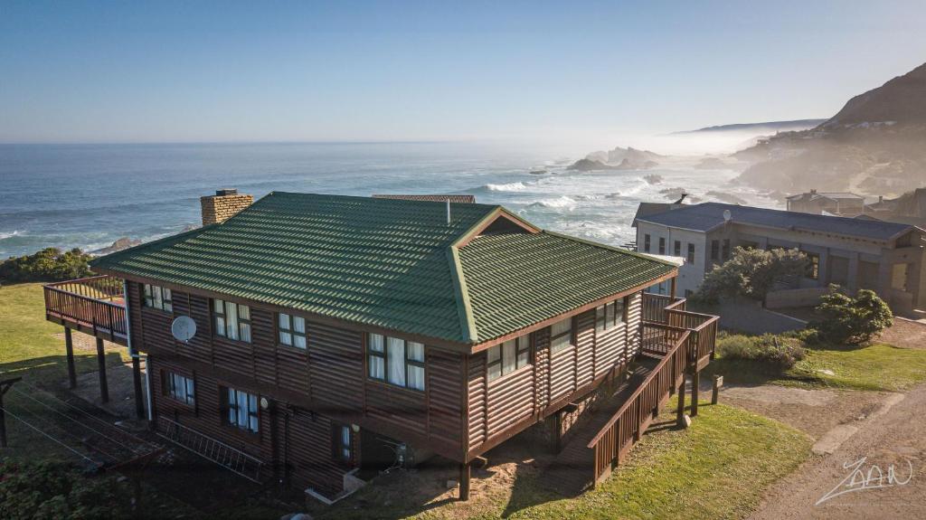 a house with a green roof and the ocean at 29@Kamma in Eersterivierstrand