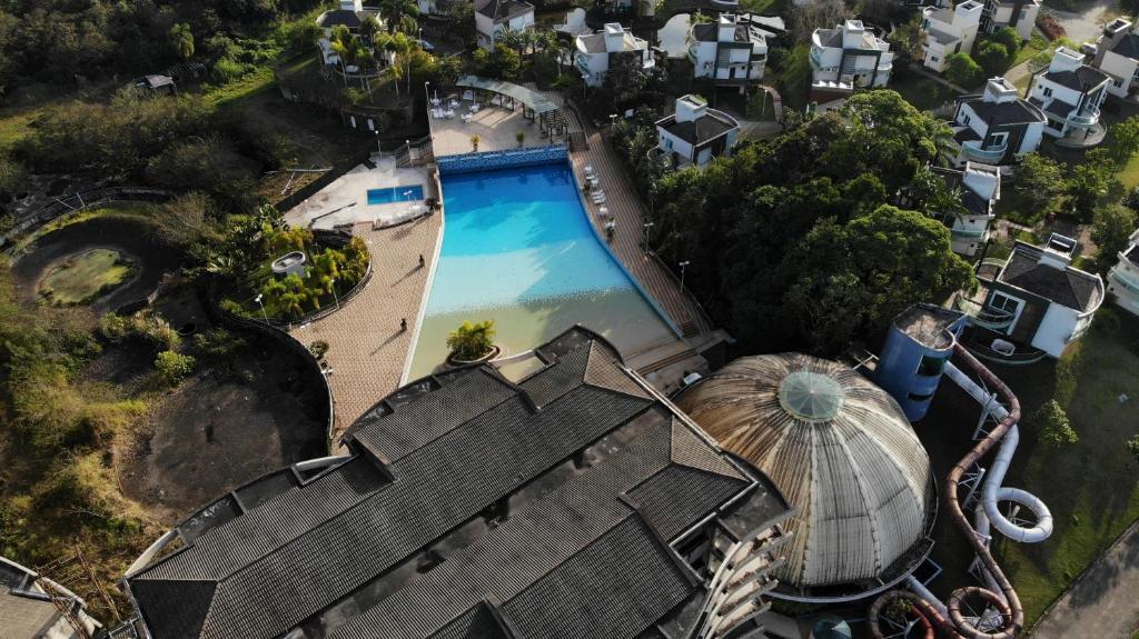 Belíssimo resort com casa com banheiras água termal游泳池或附近泳池的景觀