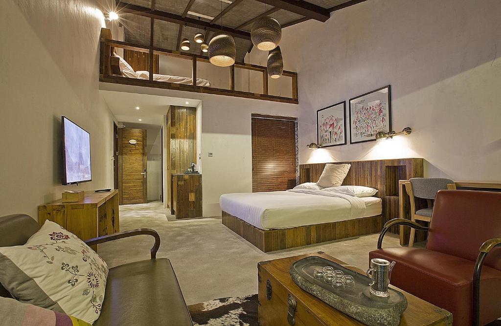 Postel nebo postele na pokoji v ubytování Huangshan Shanshuijian Wei Boutique Hotel